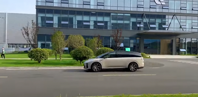 Li Auto показала новейший автомобиль вживую. Продажи Li Auto i8 стартуют уже в июле